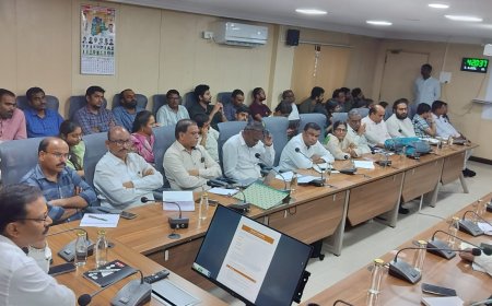 MMC Plans Swachh Badis, Modern Public Toilets; Intensifies Waste Management, 24x7 Pothole Filling